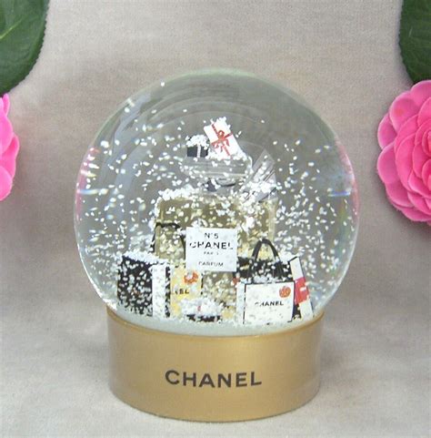 CHANEL SCHNEEKUGEL/ SNOW GLOBE GOLD EDITION .